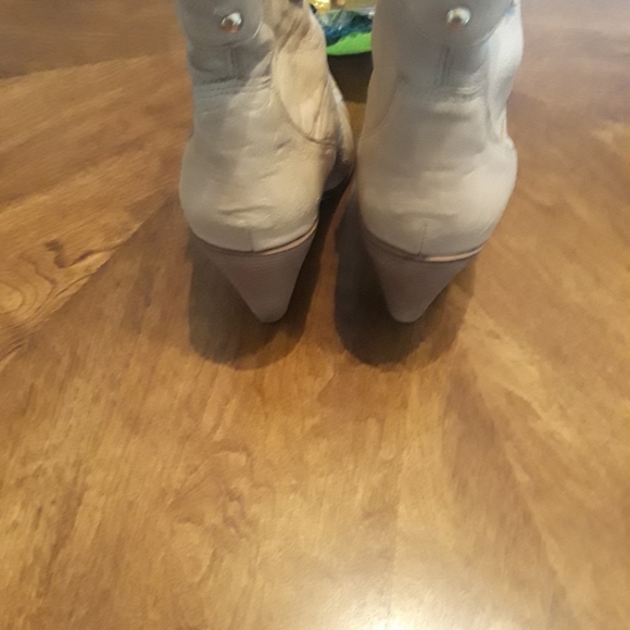 Size 8 Women's Spur Cow Booties - Picture 3 of 5